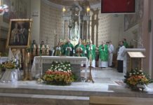 DONIOSŁY JUBILEUSZ W CHMIELOWIE – PARAFIA ŚWIĘTOWAŁA 100-LECIE ISTNIENIA