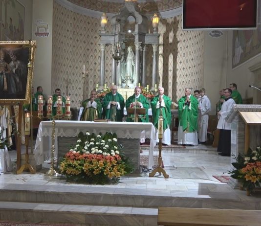 DONIOSŁY JUBILEUSZ W CHMIELOWIE – PARAFIA ŚWIĘTOWAŁA 100-LECIE ISTNIENIA