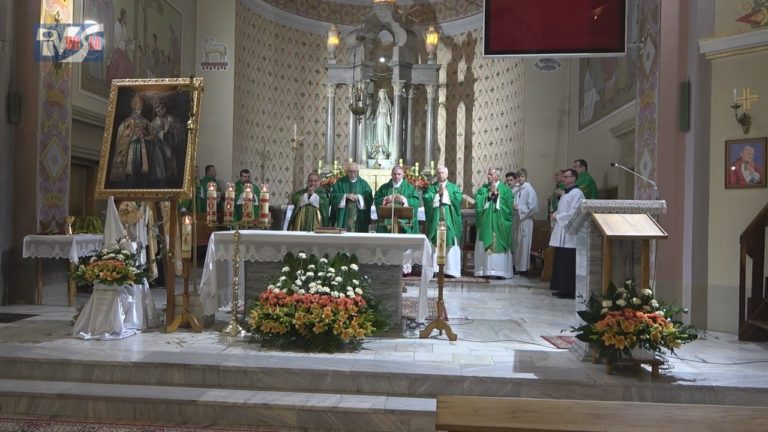 DONIOSŁY JUBILEUSZ W CHMIELOWIE – PARAFIA ŚWIĘTOWAŁA 100-LECIE ISTNIENIA