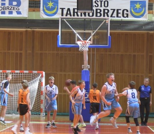 SEZON KOSZYKARSKI W PEŁNI – EFEKTOWNA WYGRANA MKKS SIARKA TARNOBRZEG