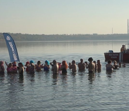 MORSY ROZPOCZĘŁY KOLEJNY SEZON – INAUGURACYJNA KĄPIEL W JEZIORZE TARNOBRZESKIM