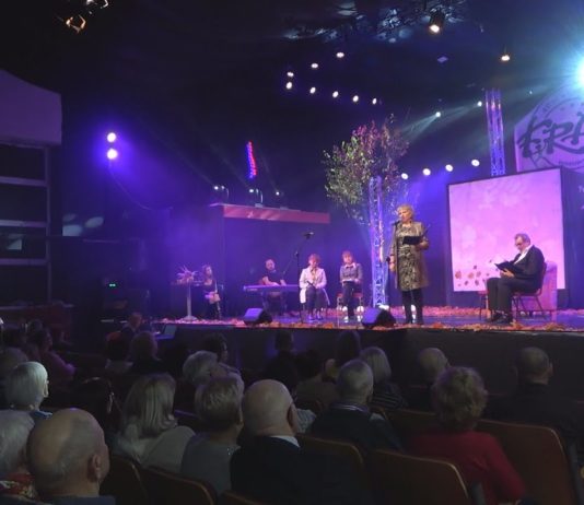 „JESIENNA ZADUMA” NA SCENIE – TARNOBRZESCY SENIORZY PRZYGOTOWALI SPEKTAKL