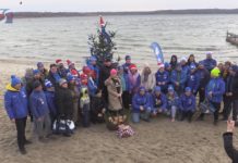 MORSY UBRAŁY CHOINKĘ – ŚWIĄTECZNA KĄPIEL W JEZIORZE TARNOBRZESKIM