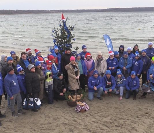 MORSY UBRAŁY CHOINKĘ – ŚWIĄTECZNA KĄPIEL W JEZIORZE TARNOBRZESKIM