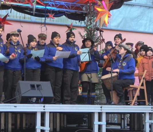 WSPÓLNE OCZEKIWANIE NA ŚWIĘTA – BETLEJEMSKIE ŚWIATŁO POKOJU DOTARŁO DO NOWEJ DĘBY