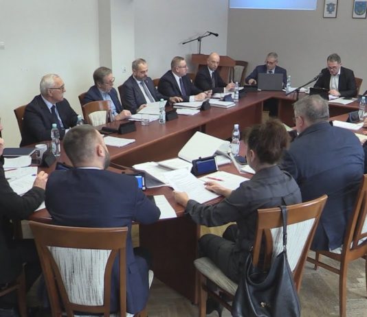 RADA POWIATU TARNOBRZESKIEGO UCHWALIŁA BUDŻET – JAK WYGLĄDAJĄ PLANY NA 2025 ROK?