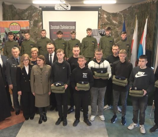 UCZNIOWIE Z SANDOMIERZA ODEBRALI MUNDURY – W „BUDOWLANCE” POWSTAŁ KOLEJNY BRANŻOWY ODDZIAŁ WOJSKOWY