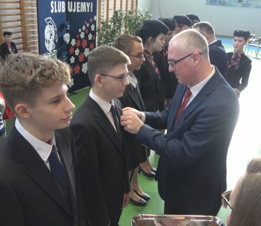 ŚLUBOWANIE ELITARNEJ KLASY – PODNIOSŁA UROCZYSTOŚĆ W TARNOBRZESKIEJ „PRYMASÓWCE”