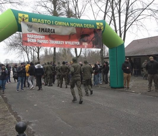 ODDALI HOŁD ŻOŁNIERZOM NIEZŁOMNYM – TROPEM WILCZYM W NOWEJ DĘBIE