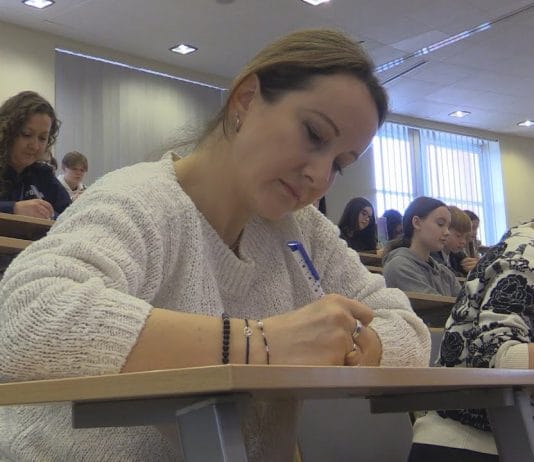 ZMAGANIA Z PUŁAPKAMI JĘZYKOWYMI – MIEJSKIE DYKTANDO W TARNOBRZEGU