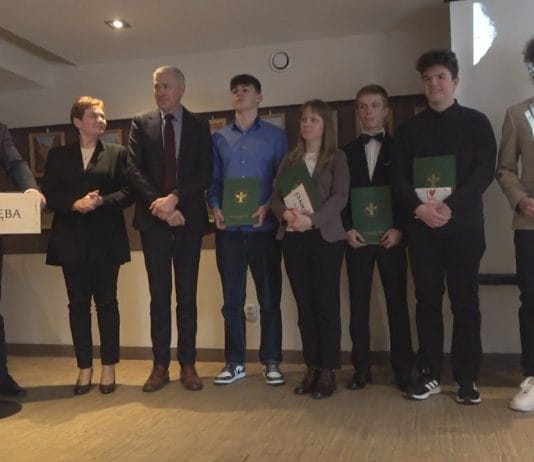 DOCENILI SPORTOWCÓW I TRENERÓW – GALA STYPENDIALNA W NOWEJ DĘBIE