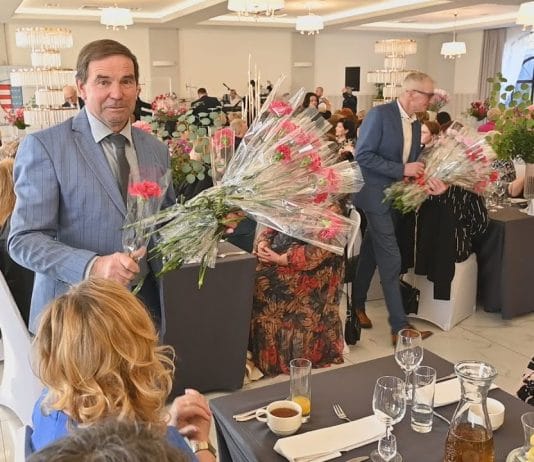 Z ŻYCZENIAMI DLA PAŃ – POWIATOWY DZIEŃ KOBIET W DWIKOZACH