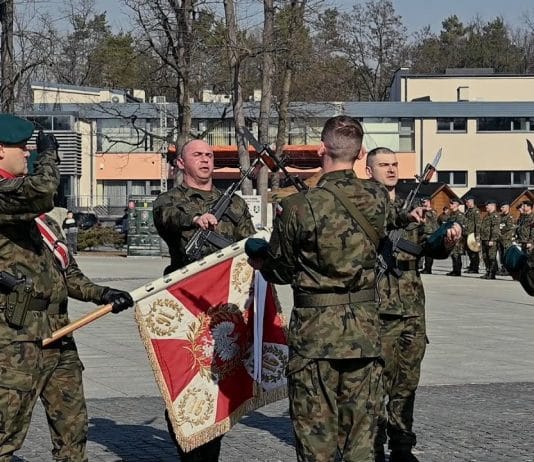 ŻOŁNIERZE ZŁOŻYLI ŚLUBOWANIE – UROCZYSTA PRZYSIĘGA WOJSKOWA W NOWEJ DĘBIE