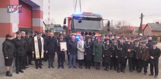 STRAŻACKIE ŚWIĘTO W DĄBROWICY – OCHOTNICY MAJĄ NOWY SAMOCHÓD