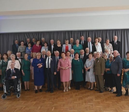 PIĘKNA UROCZYSTOŚĆ W GRĘBOWIE – MAŁŻONKOWIE OBCHODZILI ZŁOTE GODY