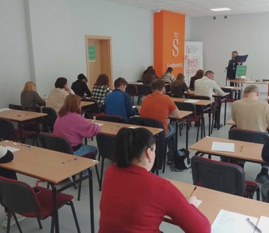 ZMAGANIA Z GRAMATYKĄ I ORTOGRAFIĄ – DYKTANDO Z JAJEM W SANDOMIERZU