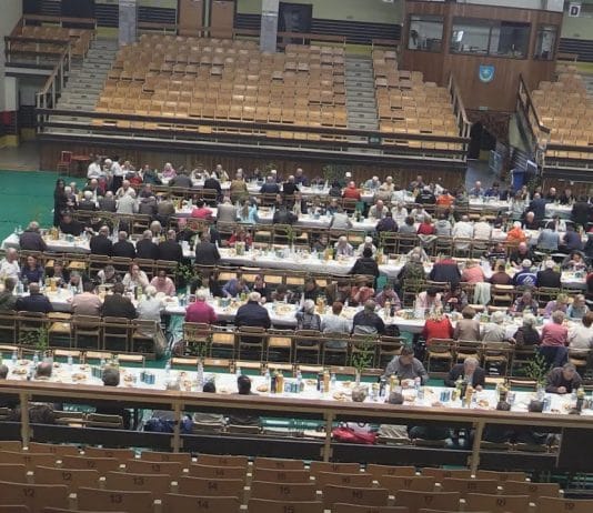 MIEJSKIE ŚNIADANIE WIELKANOCNE 2025 – W TARNOBRZEGU ZASIEDLI PRZY WSPÓLNYM STOLE