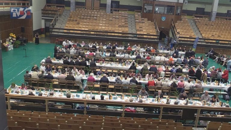 MIEJSKIE ŚNIADANIE WIELKANOCNE 2025 – W TARNOBRZEGU ZASIEDLI PRZY WSPÓLNYM STOLE