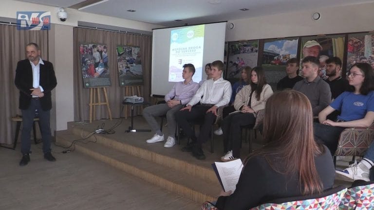WSPÓLNA DROGA DO SUKCESU – DEBATA OŚWIATOWA W NOWEJ DĘBIE