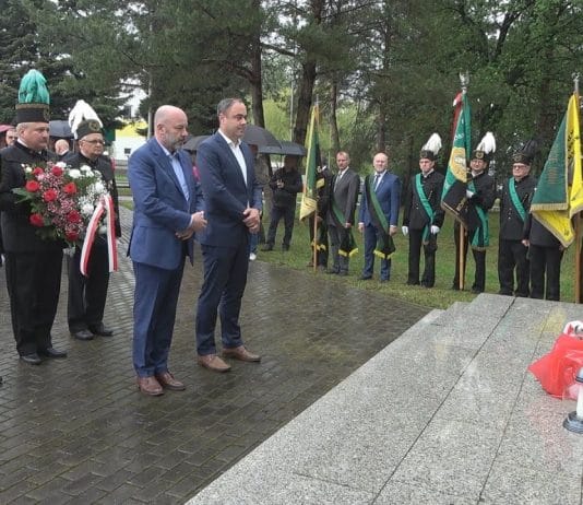 PAMIĘĆ WCIĄŻ ŻYWA – W MACHOWIE ODDALI HOŁD OFIAROM WYPADKÓW PRZY PRACY