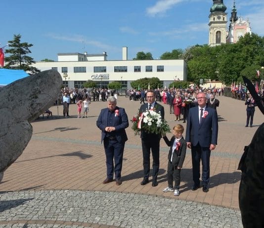 NARODOWE ŚWIĘTO 3 MAJA – W TARNOBRZEGU UPAMIĘTNILI TWÓRCÓW KONSTYTUCJI