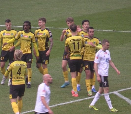 POGROM W TARNOBRZEGU – PIŁKARZE SIARKI ZDEMOLOWALI WIŚLAN SKAWINA 9:0 (3:0)