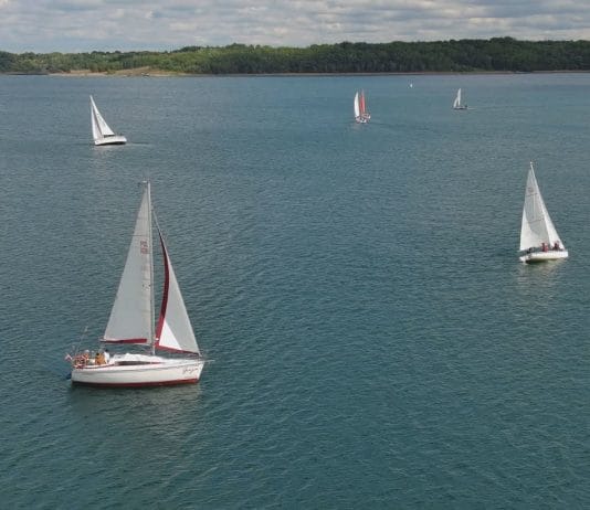 RYWALIZACJA NA WODACH JEZIORA TARNOBRZESKIEGO – REGATY FORBET CUP 2025 ROZPOCZĘTE