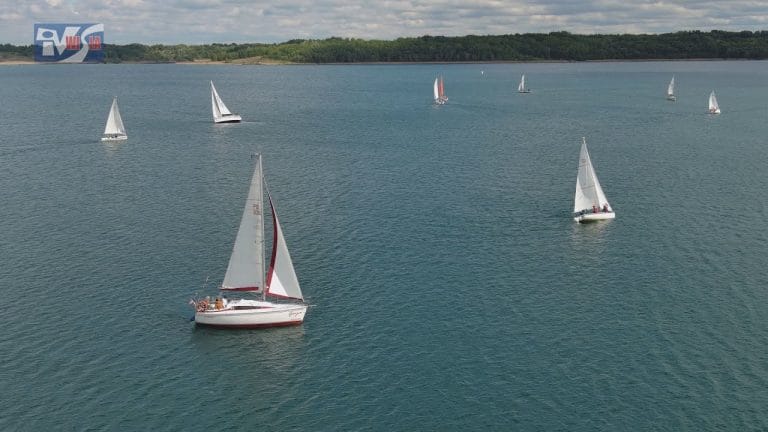 RYWALIZACJA NA WODACH JEZIORA TARNOBRZESKIEGO – REGATY FORBET CUP 2025 ROZPOCZĘTE