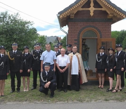 ŚWIĘTO W MIEJSCOWOŚCI KRAWCE – KAPLICZKA ZOSTAŁA ODBUDOWANA