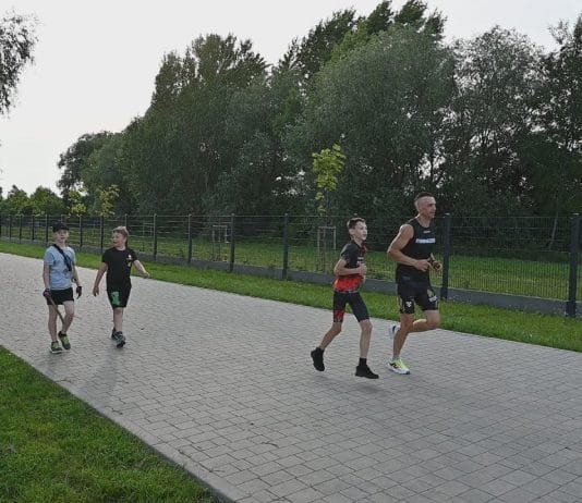 BIEGAMY I POMAGAMY 2025 – W TARNOBRZEGU WSPIERAJĄ JAKUBA I JULIANA