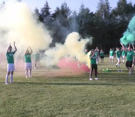 PIŁKARSKIE ŚWIĘTO W OCICACH – PIŁKARZE KONICZYNKI ŚWIĘTOWALI AWANS