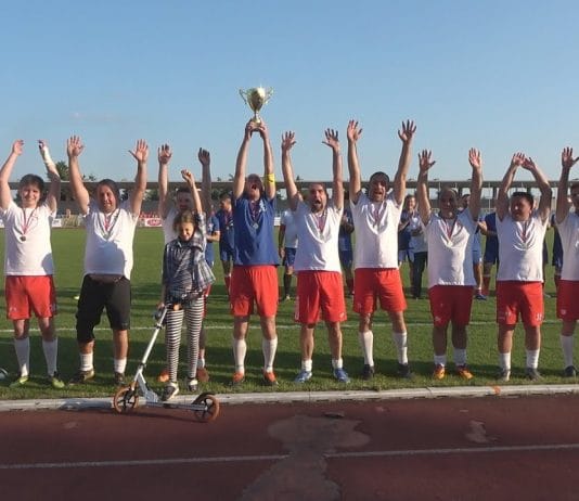 SAMORZĄDOWCY I URZĘDNICY ZAGRALI DLA ZWIERZAKÓW – MECZ CHARYTATYWNY W SANDOMIERZU