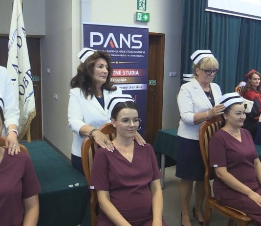 UROCZYSTE CZEPKOWANIE W TARNOBRZEGU – ABSOLWENCI KIERUNKU PIELĘGNIARSTWO UHONOROWANI