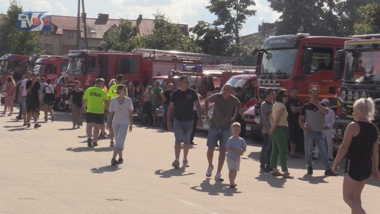 REKORDOWY ZLOT W GRĘBOWIE – STRAŻACY Z REGIONU ZAPREZENTOWALI SWOJE SAMOCHODY