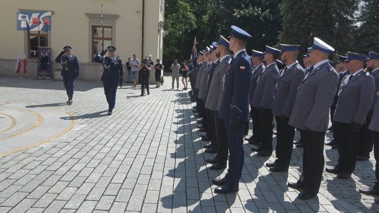 AWANSE I WYRÓŻNIENIA DLA FUNKCJONARIUSZY – ŚWIĘTO POLICJI W TARNOBRZEGU