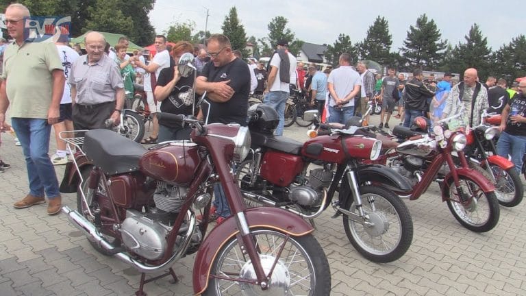 KRÓLOWAŁY STARE MOTOCYKLE – ŚWIĘTO MOTORYZACJI NA PLACU TARGOWYM W GRĘBOWIE