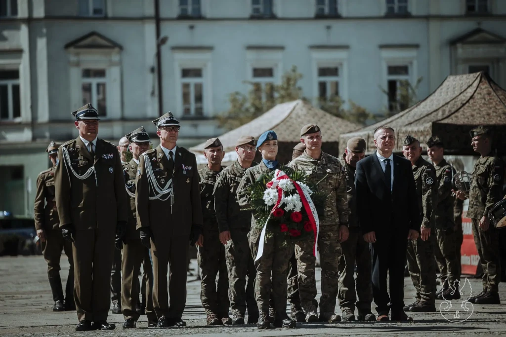 60. MARSZ SZLAKIEM I KOMPANII KADROWEJ (2)
