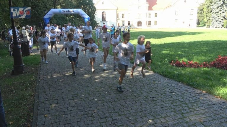 DZIECI DLA NIEPODLEGŁEJ – W TARNOBRZEGU POBIEGLI DLA OCHOTNIKÓW DZIKOWSKICH