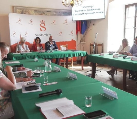 RADA MIEJSKA PRZYJĘŁA HARMONOGRAM ODBIORU TEKSTYLIÓW – JAK TO BĘDZIE WYGLĄDAŁO W SANDOMIERZU?