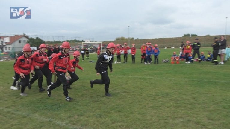 SPRAWDZIAN DLA OCHOTNICZYCH STRAŻY POŻARNYCH – RYWALIZACJA NA STADIONIE W BARANOWIE SANDOMIERSKIM