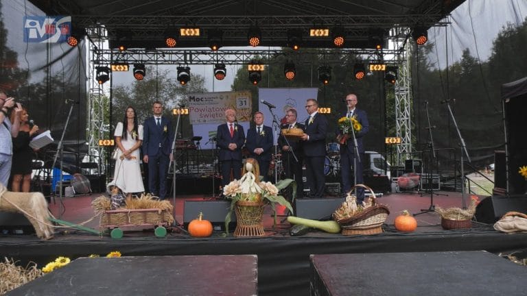 PODZIĘKOWALI ZA ZEBRANE PLONY – POWIATOWE DOŻYNKI W SANDOMIERZU