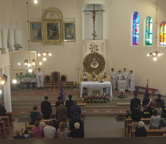 JUBILEUSZ W TARNOBRZESKIM ZAKRZOWIE – PARAFIA ŚWIĘTOWAŁA 40-LECIE ISTNIENIA