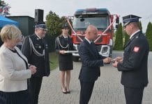 UROCZYSTY APEL W MIEJSCOWOŚCI FURMANY – STRAŻACY OTRZYMALI NOWY SAMOCHÓD