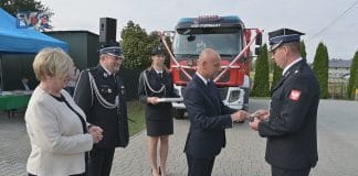 UROCZYSTY APEL W MIEJSCOWOŚCI FURMANY – STRAŻACY OTRZYMALI NOWY SAMOCHÓD