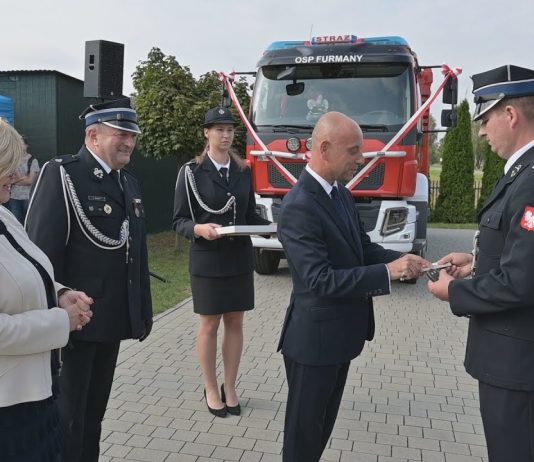 UROCZYSTY APEL W MIEJSCOWOŚCI FURMANY – STRAŻACY OTRZYMALI NOWY SAMOCHÓD