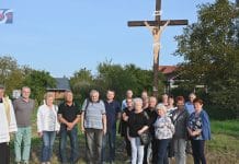 KRZYŻ ZOSTAŁ ODNOWIONY I POŚWIĘCONY – PAMIĘĆ O WSI KAJMÓW WCIĄŻ ŻYWA