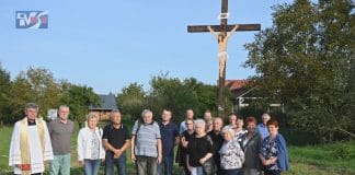 KRZYŻ ZOSTAŁ ODNOWIONY I POŚWIĘCONY – PAMIĘĆ O WSI KAJMÓW WCIĄŻ ŻYWA