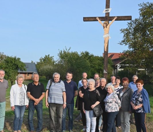 KRZYŻ ZOSTAŁ ODNOWIONY I POŚWIĘCONY – PAMIĘĆ O WSI KAJMÓW WCIĄŻ ŻYWA