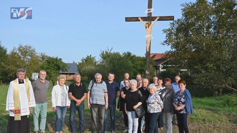 KRZYŻ ZOSTAŁ ODNOWIONY I POŚWIĘCONY – PAMIĘĆ O WSI KAJMÓW WCIĄŻ ŻYWA