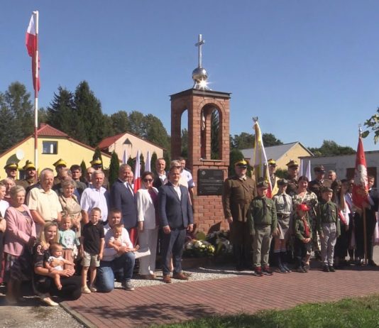 UPAMIĘTNILI DOKONANIA UŁANÓW – W GORZYCACH ODDALI HOŁD KAWALERZYSTOM